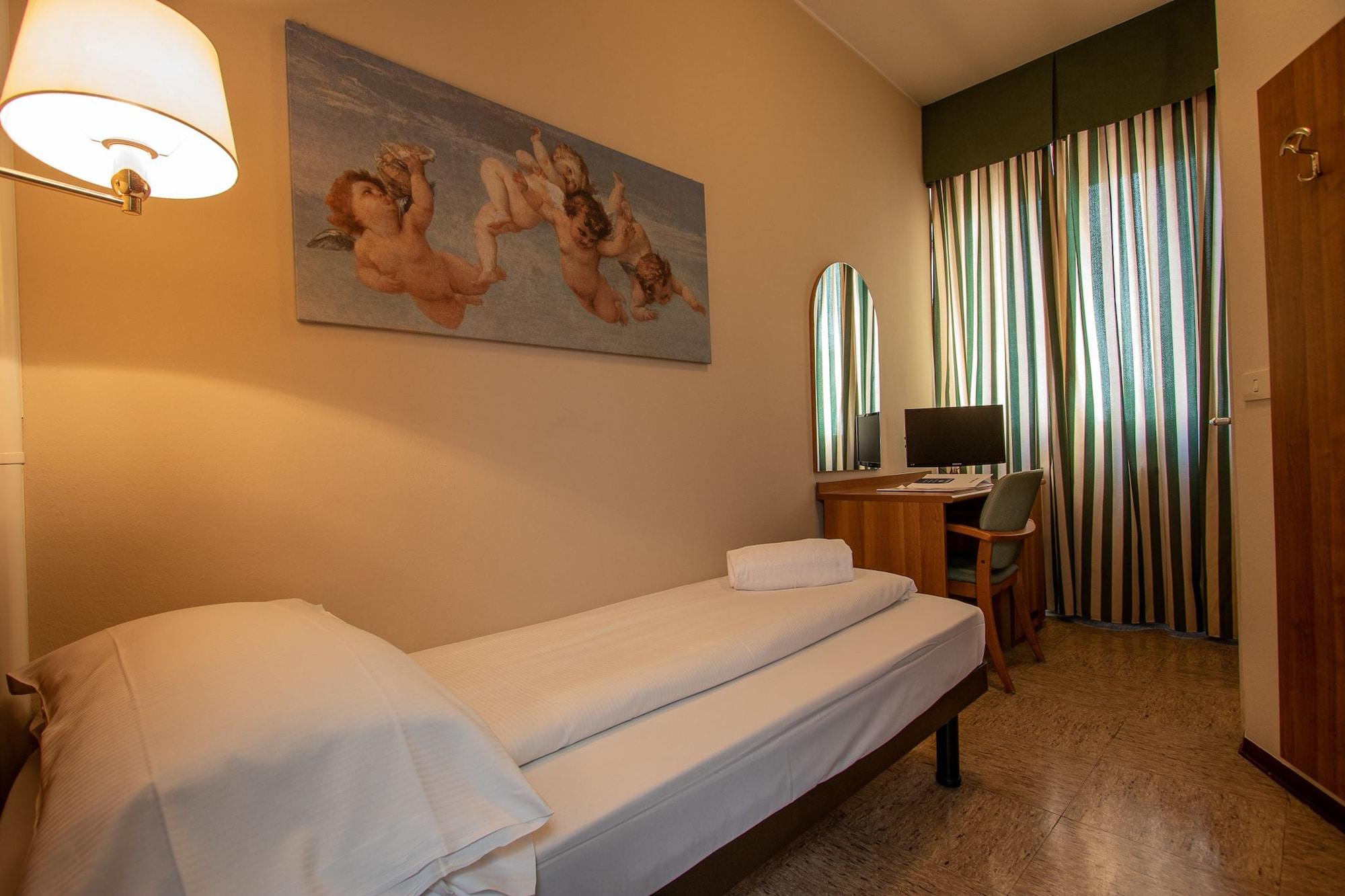 Hotel Corona Tirano Exterior foto